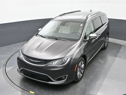 Used 2018 Chrysler Pacifica Limited w/ Advanced Safetytec Group FWD image 37
