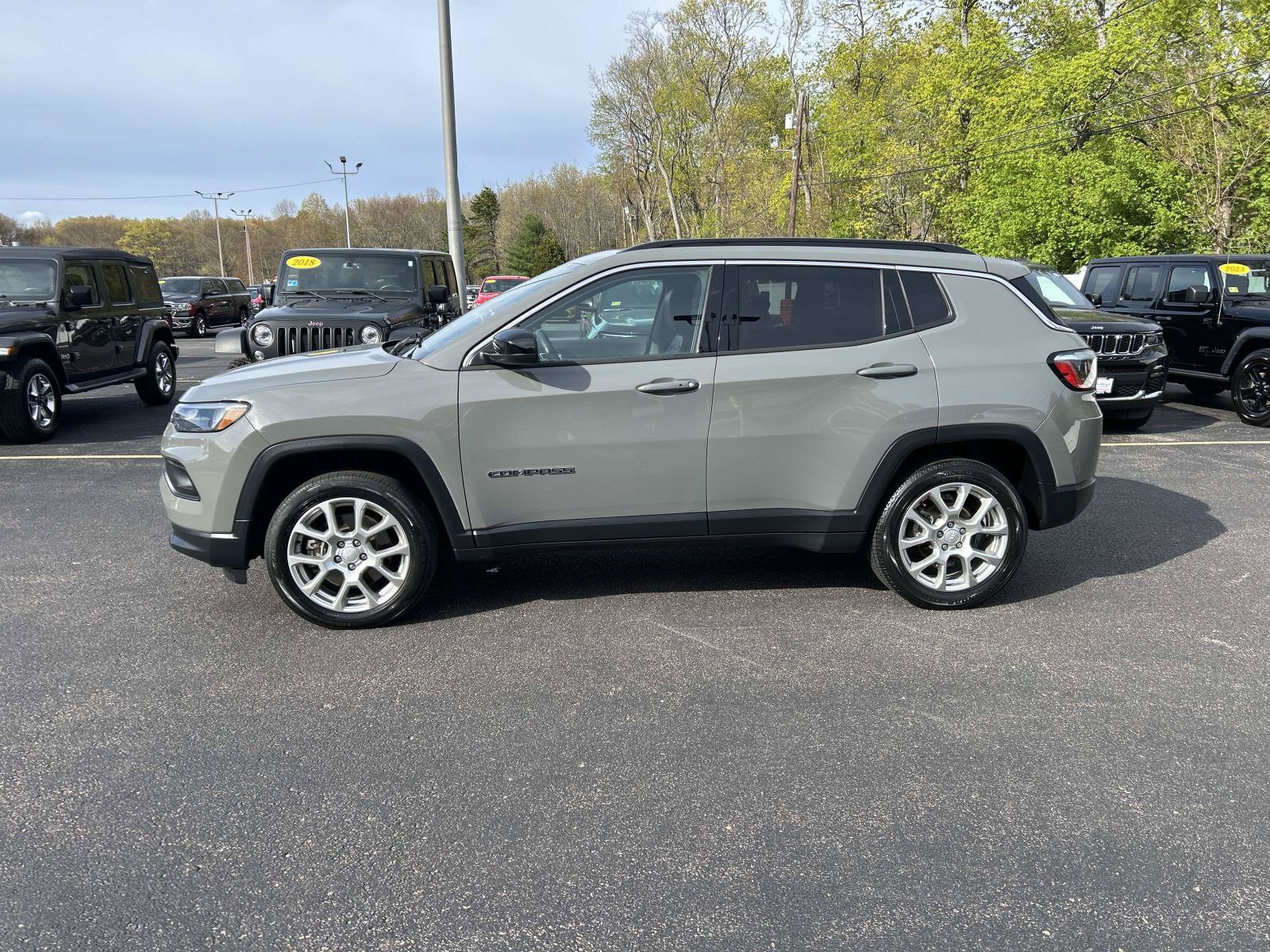 Used 2023 Jeep Compass Latitude w/ Sun and Sound Group AWD/4WD image 8