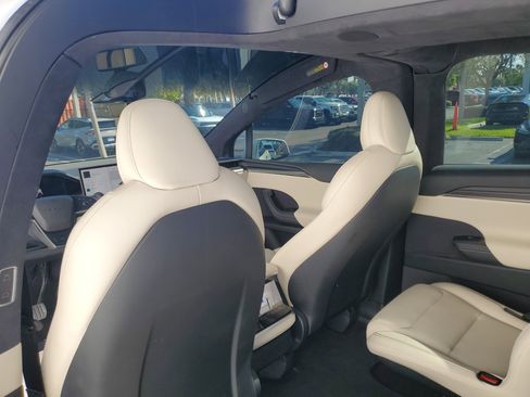 Used 2022 Tesla Model X Plaid image 11