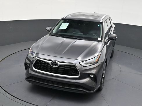 Used 2022 Toyota Highlander XLE FWD image 19