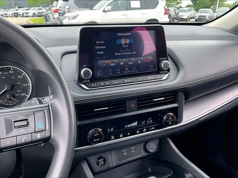 Used 2024 Nissan Rogue SV image 6