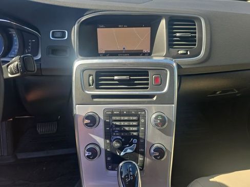 Used 2018 Volvo S60 T5 Inscription image 10