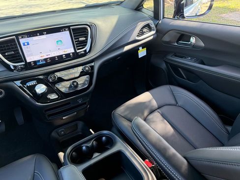 New 2026 Chrysler Pacifica Select image 12