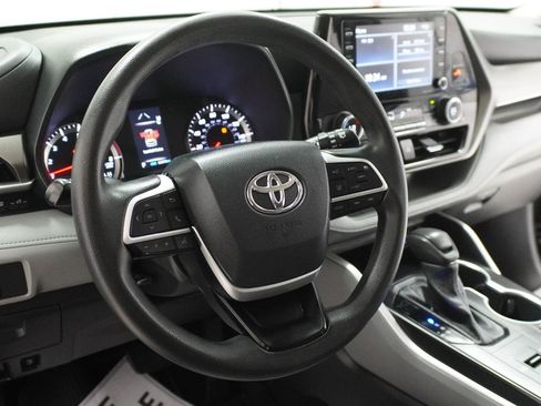 Used 2022 Toyota Highlander L FWD image 7