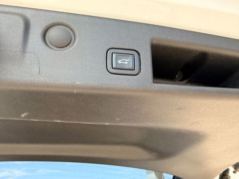 Used 2023 Chevrolet Equinox Premier FWD image 10