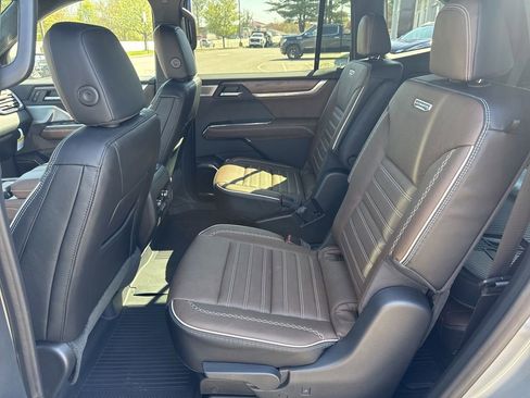 New 2026 GMC Acadia Denali Ultimate w/ LPO, Floor Liner Package AWD/4WD image 18