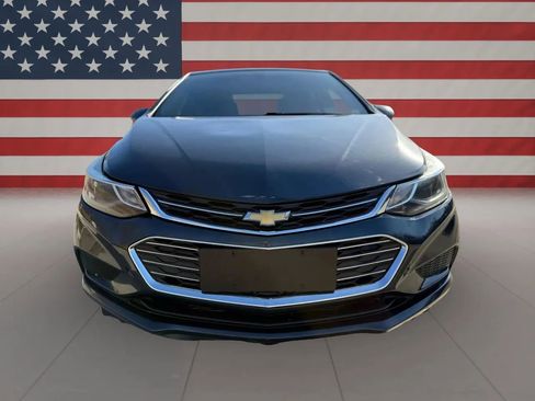 Used 2017 Chevrolet Cruze LT FWD image 2