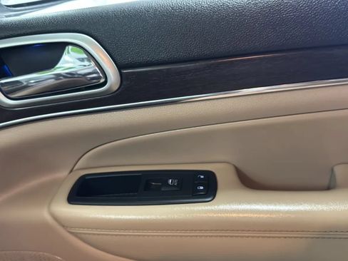 Used 2018 Jeep Grand Cherokee Limited AWD/4WD image 18
