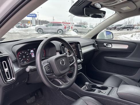 Used 2021 Volvo XC40 T5 Momentum w/ Premium Package image 16