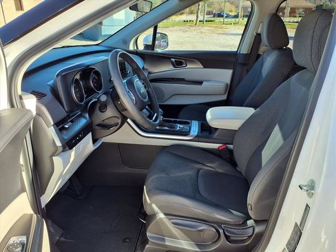 Used 2024 Kia Carnival LX image 12