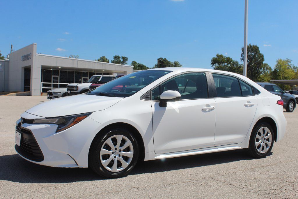 Used 2025 Toyota Corolla LE FWD image 2