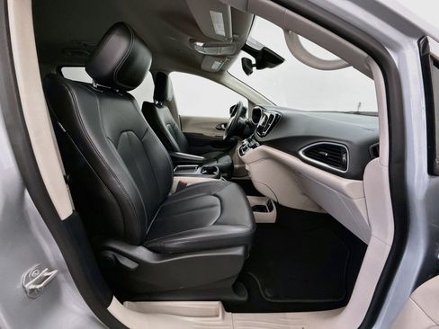 Used 2024 Chrysler Pacifica Touring-L FWD image 33