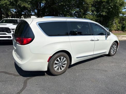 Used 2020 Chrysler Pacifica Touring-L Plus FWD image 4