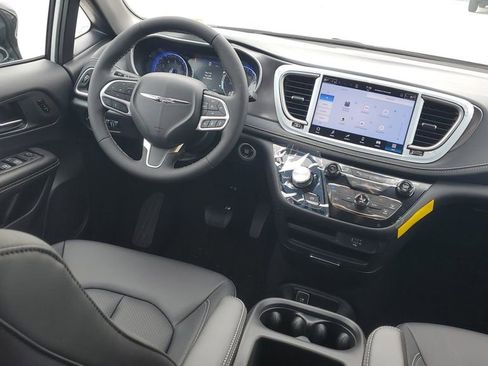 New 2026 Chrysler Pacifica Select image 12
