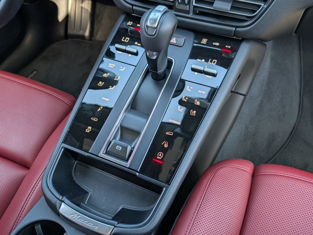 Certified 2025 Porsche Macan AWD/4WD image 16