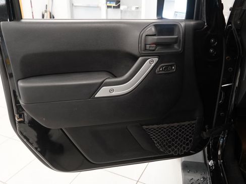 Used 2014 Jeep Wrangler Unlimited Sahara w/ Connectivity Group AWD/4WD image 16