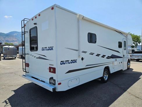 Used 2018 Ford E-450 and Econoline 450 Super Duty w/ Motorhome Prep Package image 8