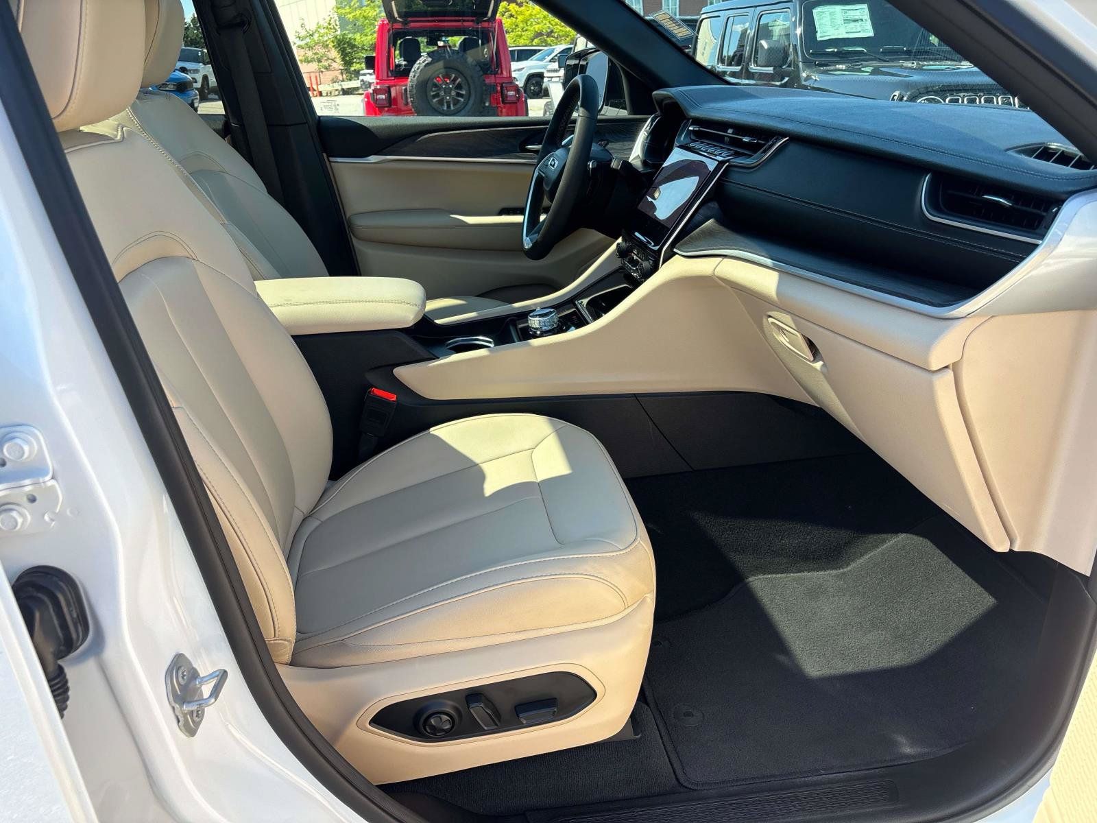 Certified 2024 Jeep Grand Cherokee Limited AWD/4WD image 18