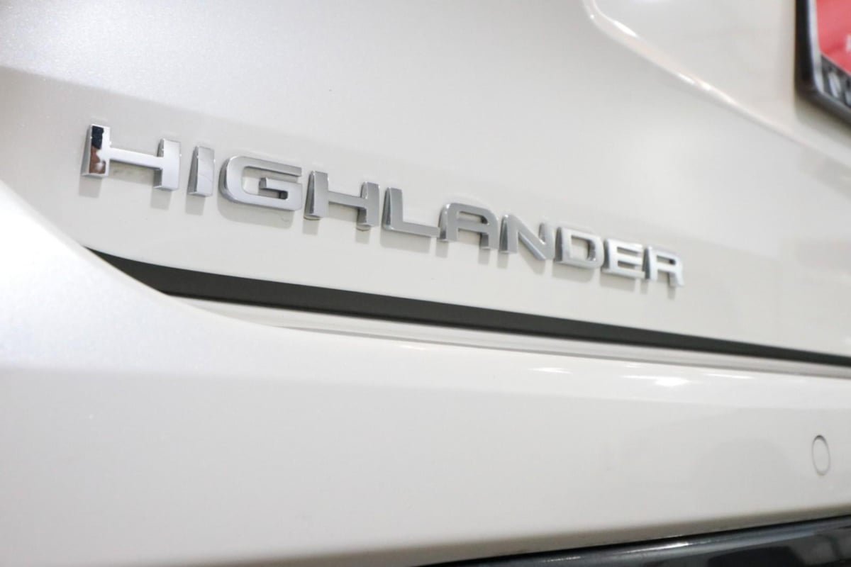 Used 2021 Toyota Highlander Limited FWD image 32