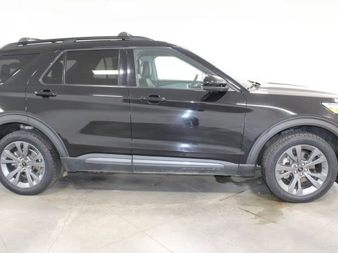 Used 2022 Ford Explorer XLT w/ Equipment Group 202A image 11
