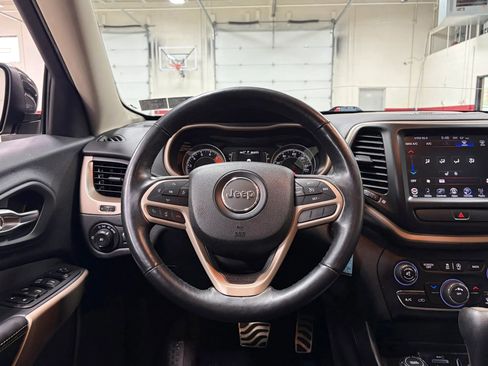 Used 2017 Jeep Cherokee Latitude w/ Cold Weather Group AWD/4WD image 31