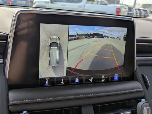 Used 2023 GMC Yukon XL SLT w/ SLT Premium Package image 23