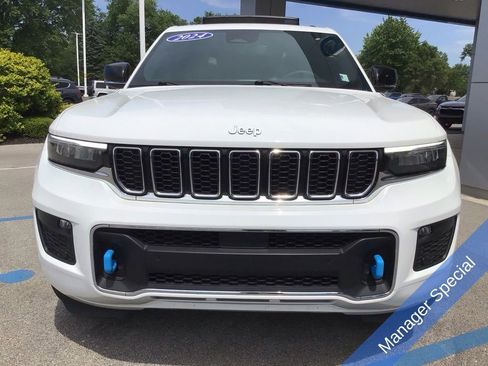 Used 2024 Jeep Grand Cherokee Overland w/ Luxury Tech Group IV AWD/4WD image 15