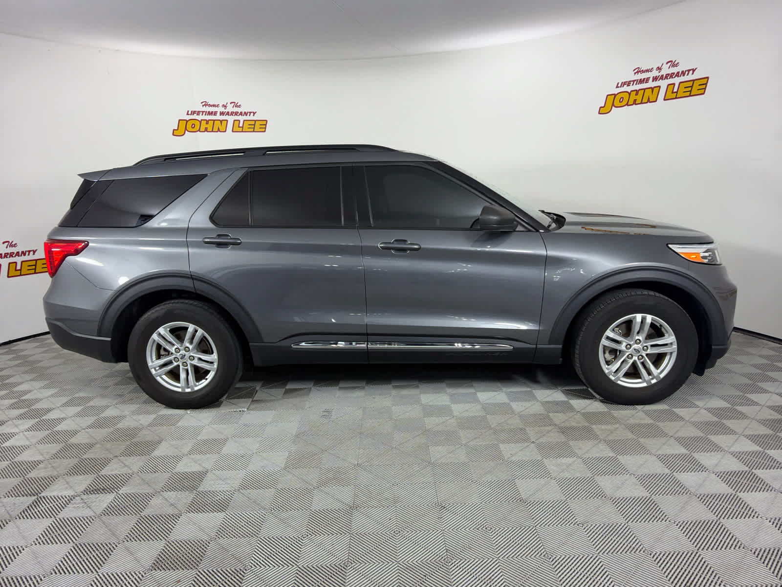 Used 2024 Ford Explorer XLT RWD image 7