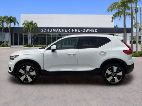 Used 2020 Volvo XC40 T4 Momentum FWD image 4