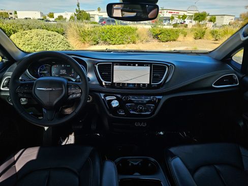 Used 2024 Chrysler Pacifica Limited FWD image 24