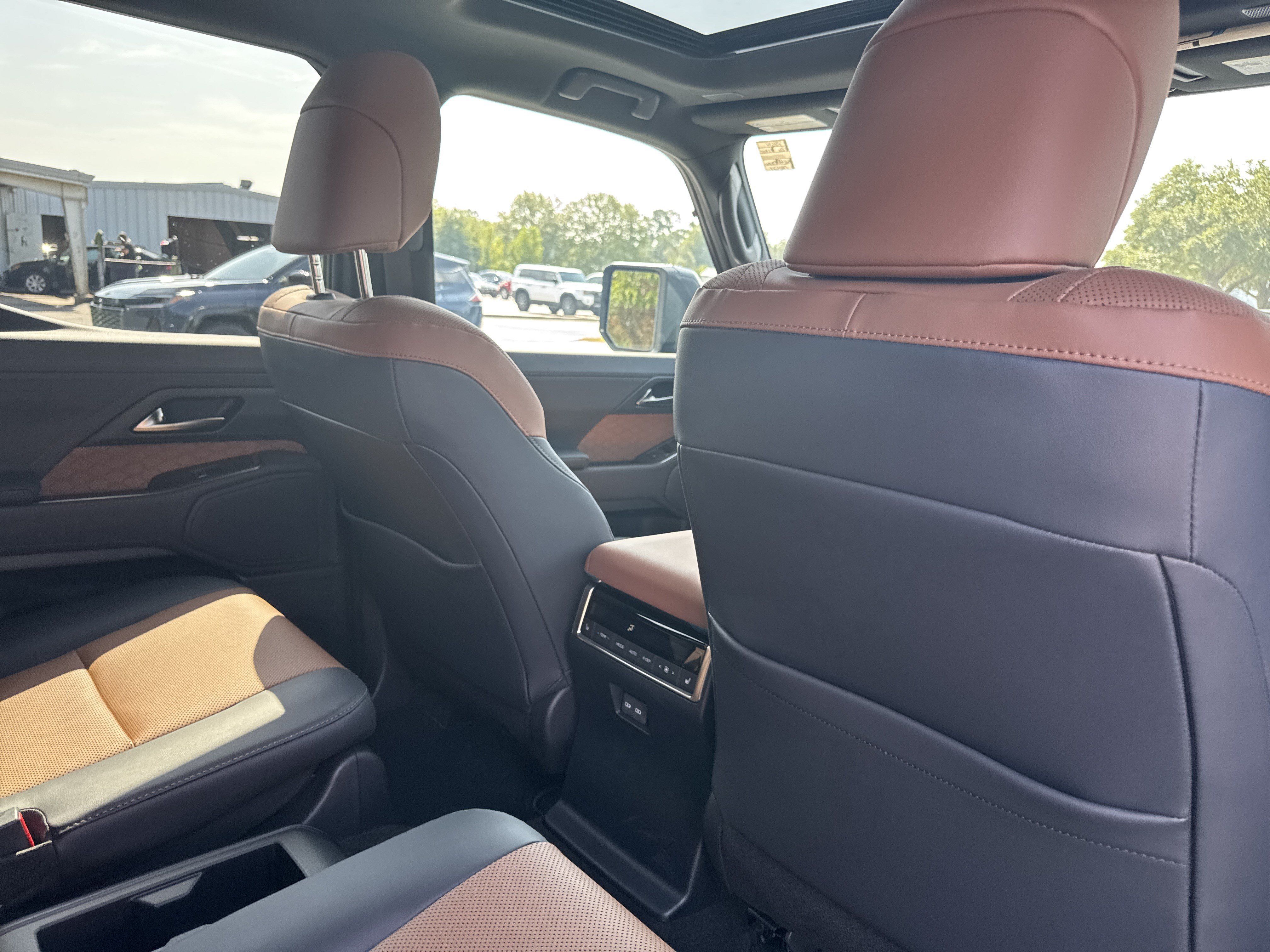 Used 2026 Lexus GX 550 w/ Cold Area Package AWD/4WD image 36