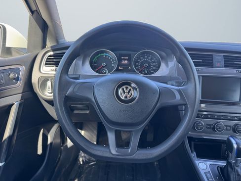 Used 2016 Volkswagen e-Golf SE w/ DC Fast Charging Package image 11
