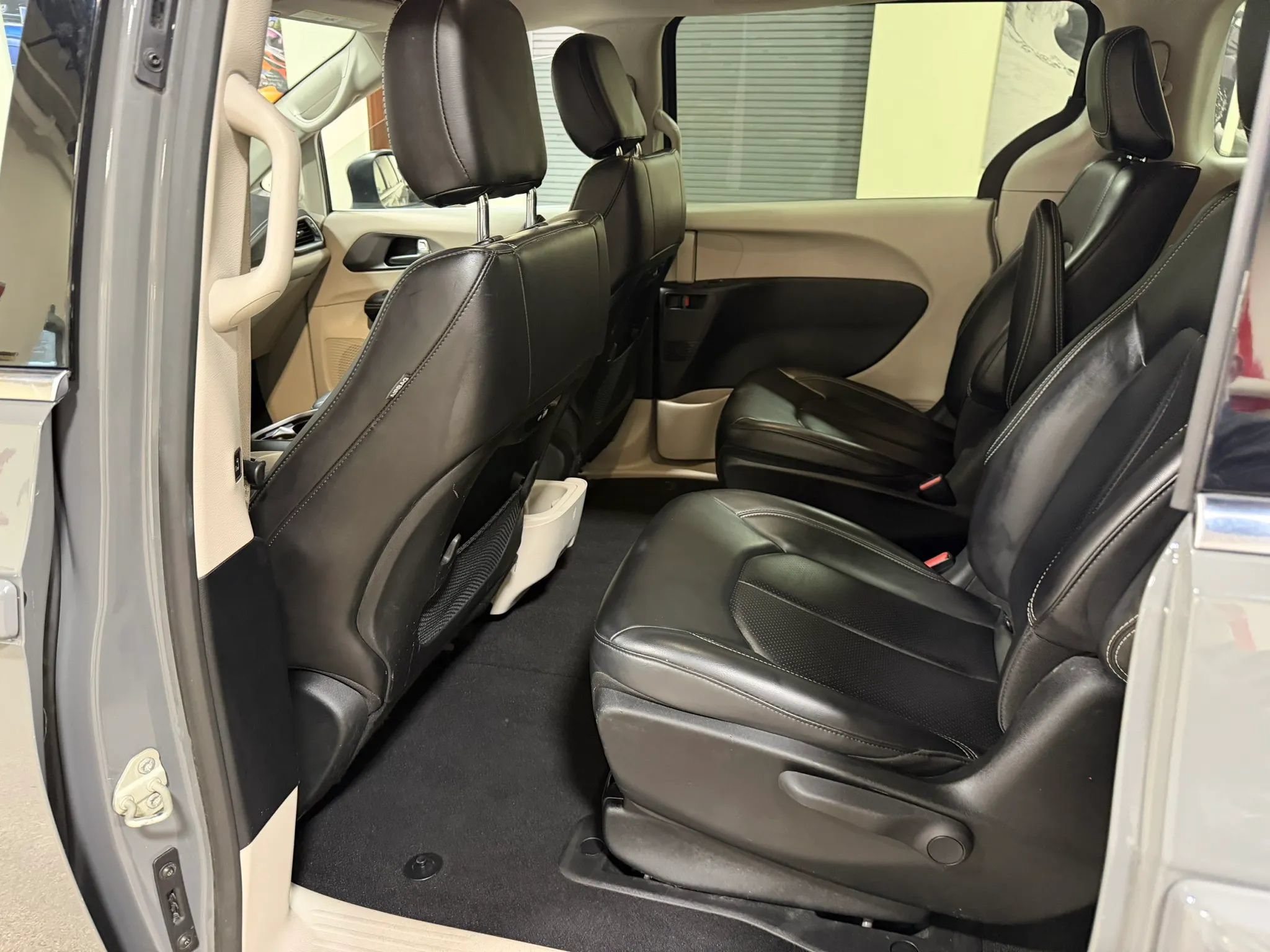 Used 2023 Chrysler Pacifica Touring-L FWD image 32