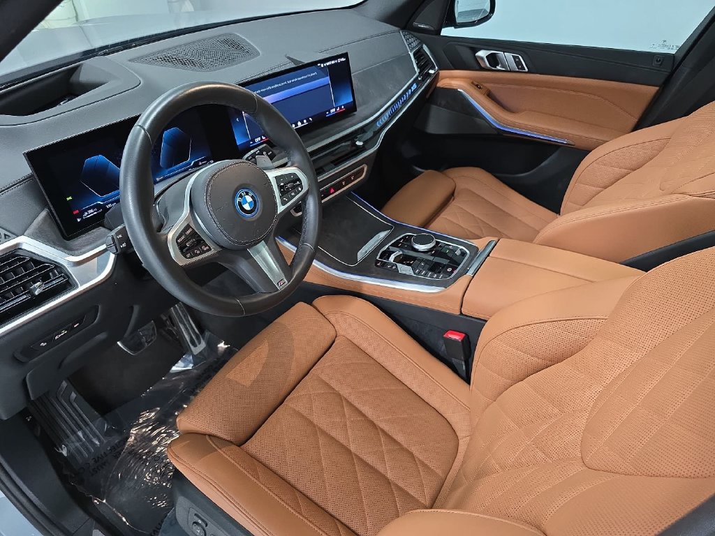 Used 2025 BMW X5 xDrive50e w/ M Sport Package AWD/4WD image 4