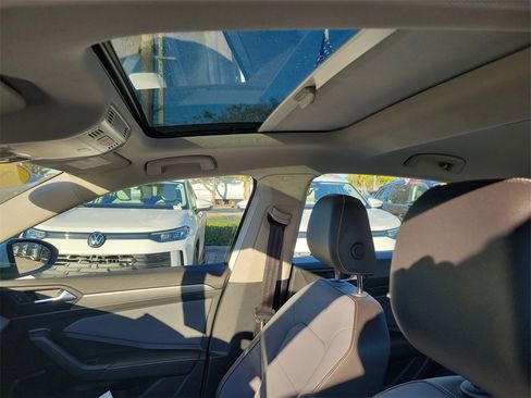 Used 2025 Volkswagen Jetta SE w/ Sunroof Package image 15