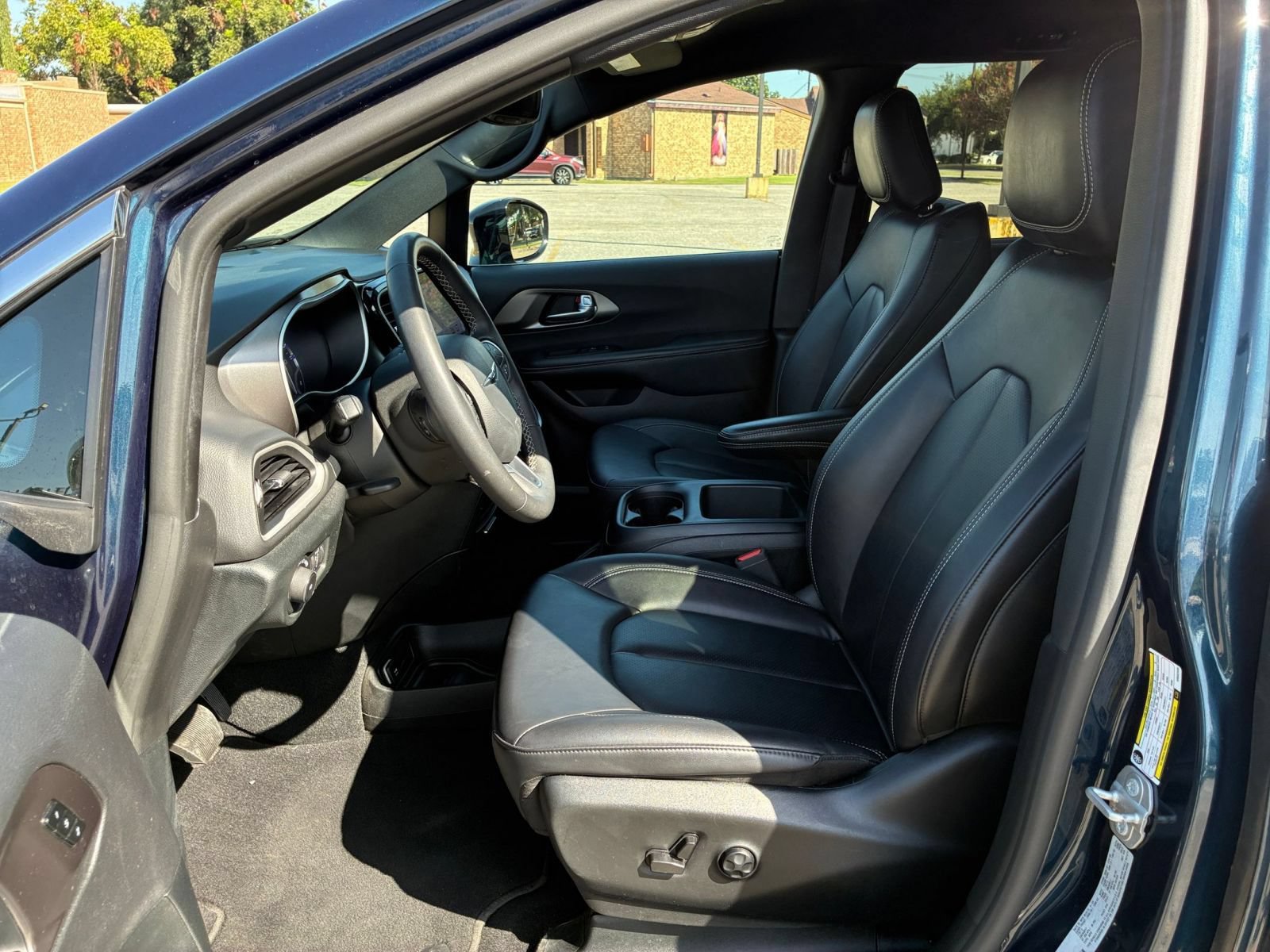Used 2025 Chrysler Pacifica Select FWD image 27