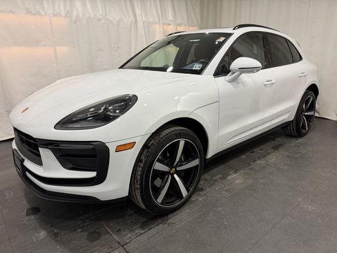 Used 2025 Porsche Macan image 1