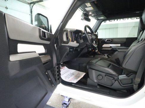 Used 2023 Ford Bronco Badlands w/ Sasquatch Package AWD/4WD image 9