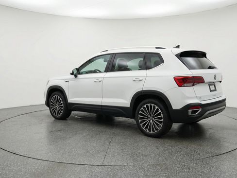 Used 2025 Volkswagen Taos SE image 6