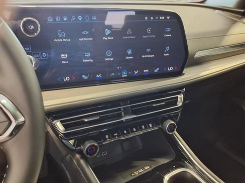 Used 2025 Chevrolet Traverse LT FWD image 11