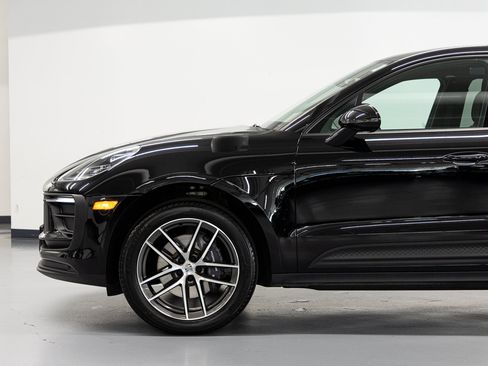 Used 2025 Porsche Macan AWD/4WD image 12