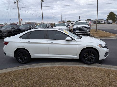 Used 2023 Volkswagen Jetta SE image 4