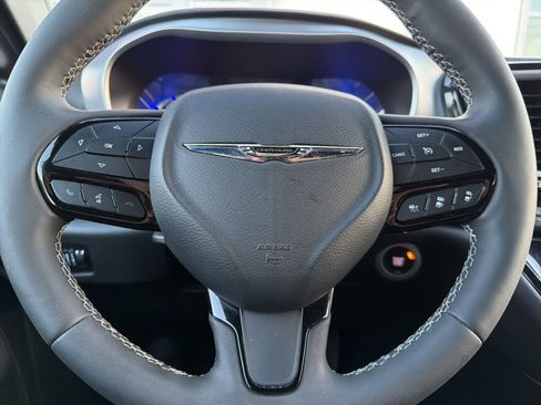 Used 2023 Chrysler Pacifica Touring-L w/ Uconnect Theater Family Group image 19