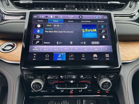 Certified 2025 Jeep Grand Cherokee L Summit AWD/4WD image 11