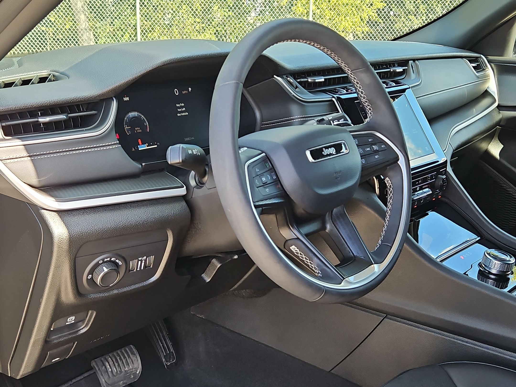 Used 2025 Jeep Grand Cherokee Altitude RWD image 10