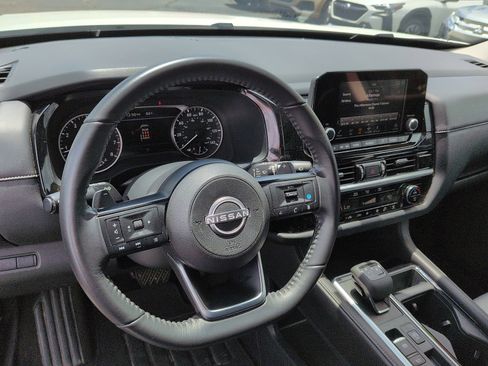 Used 2024 Nissan Pathfinder SV FWD image 9