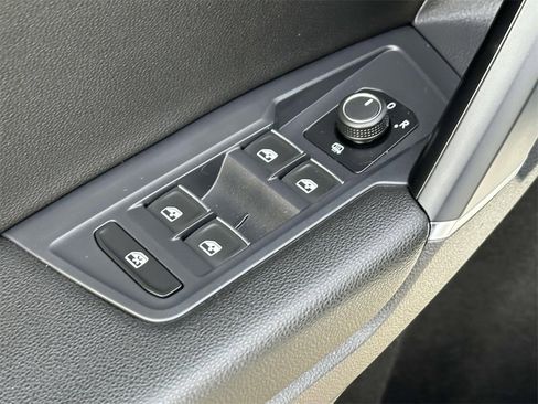 Used 2018 Volkswagen Tiguan SE w/ Panoramic Sunroof Package image 15