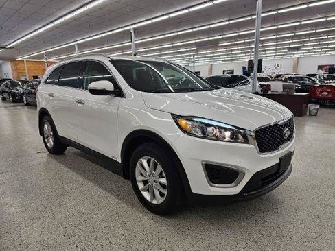 Used 2017 Kia Sorento LX w/ LX Convenience Package image 3