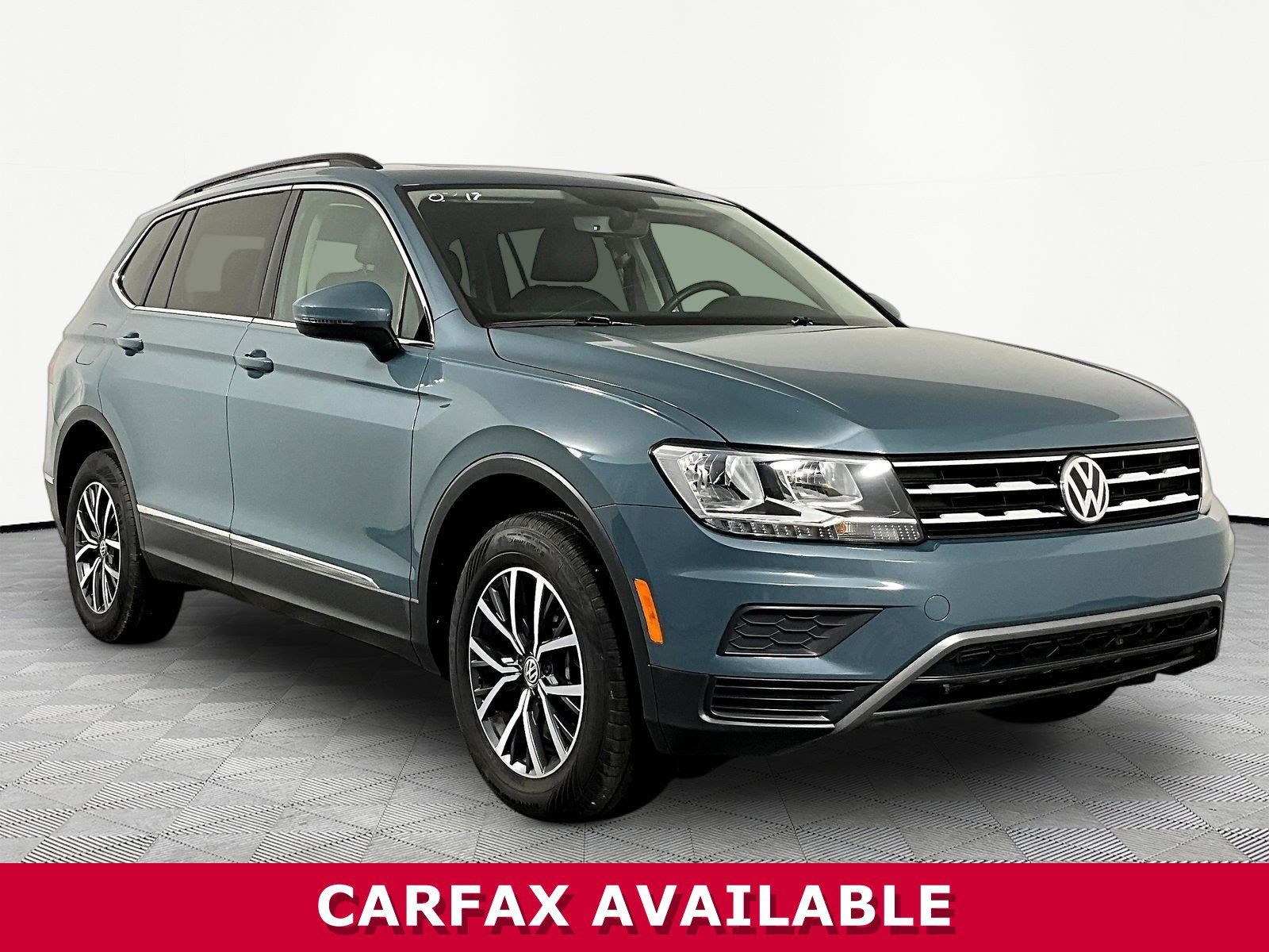 Used 2020 Volkswagen Tiguan SE w/ Panoramic Sunroof Package FWD image 3
