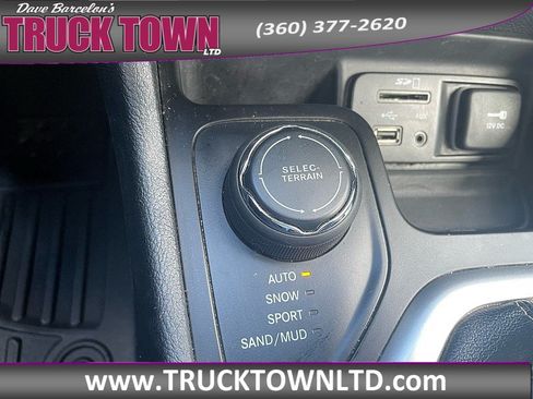 Used 2018 Jeep Cherokee Latitude Plus AWD/4WD image 31